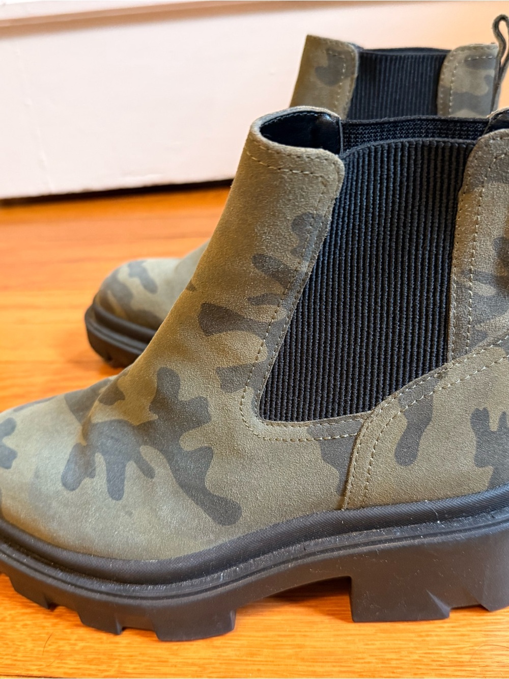 Womens sz 9 Chelsea Boot in Olive Camo. Brand: Sanctuary. In excellent condition